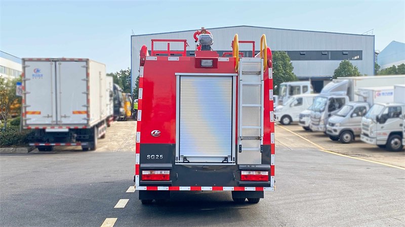 🚒 消防车大揭秘：城市里的"红色守护神"到底有多硬核？